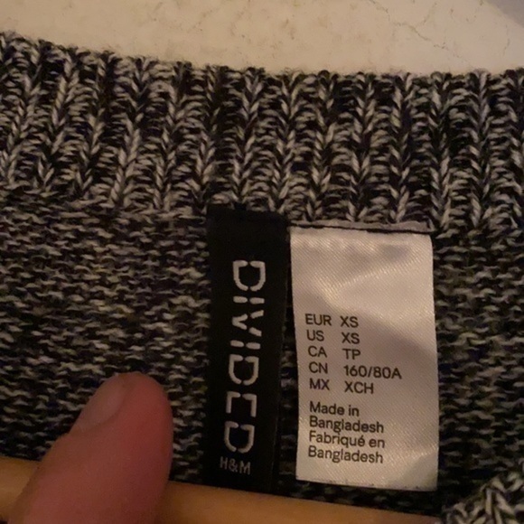 DIVIDED BY H&M GREY SWEATER SIZE XS - Picture 2 of 3